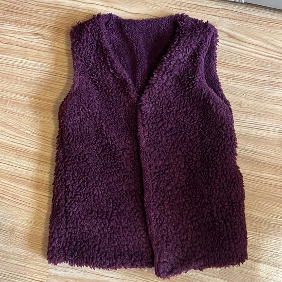 4/$25 SALE The Paper Store Designer Maroon Trendy Teddy Sherpa Vest - Picture 1 of 3